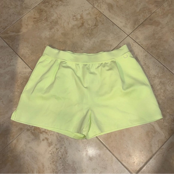 NWT Nike Women's 24.7 ImpossiblySoft
Dri-FIT 4" Shorts new with tags! - Picture 8 of 8